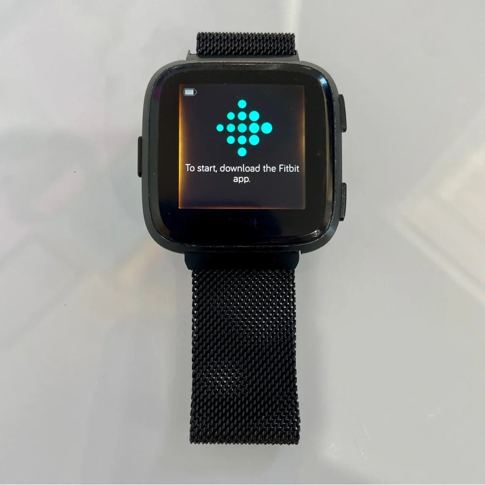 Fitbit Versa Black Smartwatch with Sleek Design and Vibrant Display